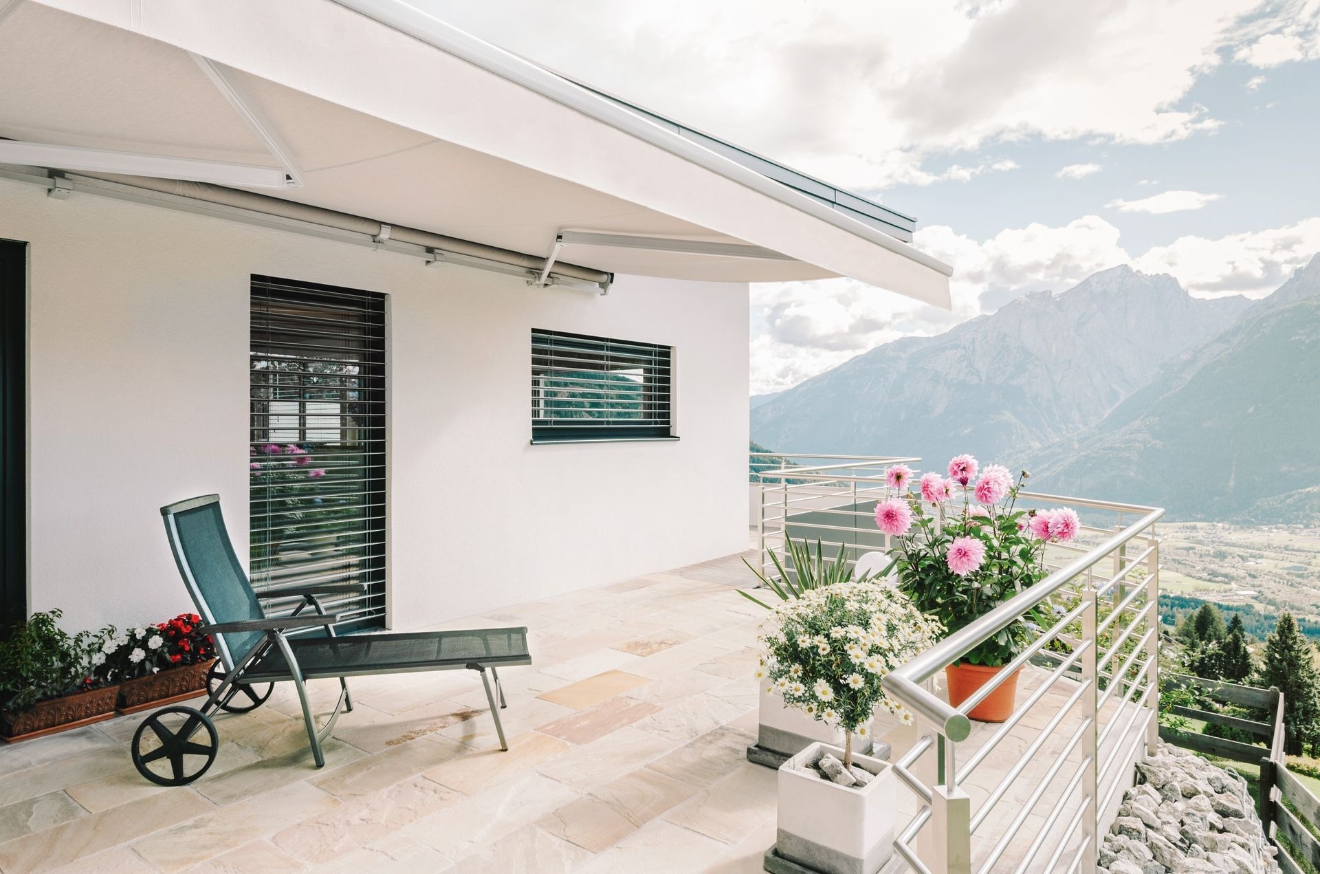 Halboffene Markise VIVA – Beispiel am Balkon